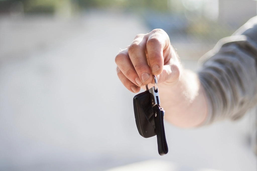 車の鍵を手渡すイメージ。契約が決まればあとは鍵を渡して入金を待つだけ。